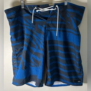 Oakley Men's Board Shorts Swim Trunks Blue Black Animal Print Size 38 Pocket EUC